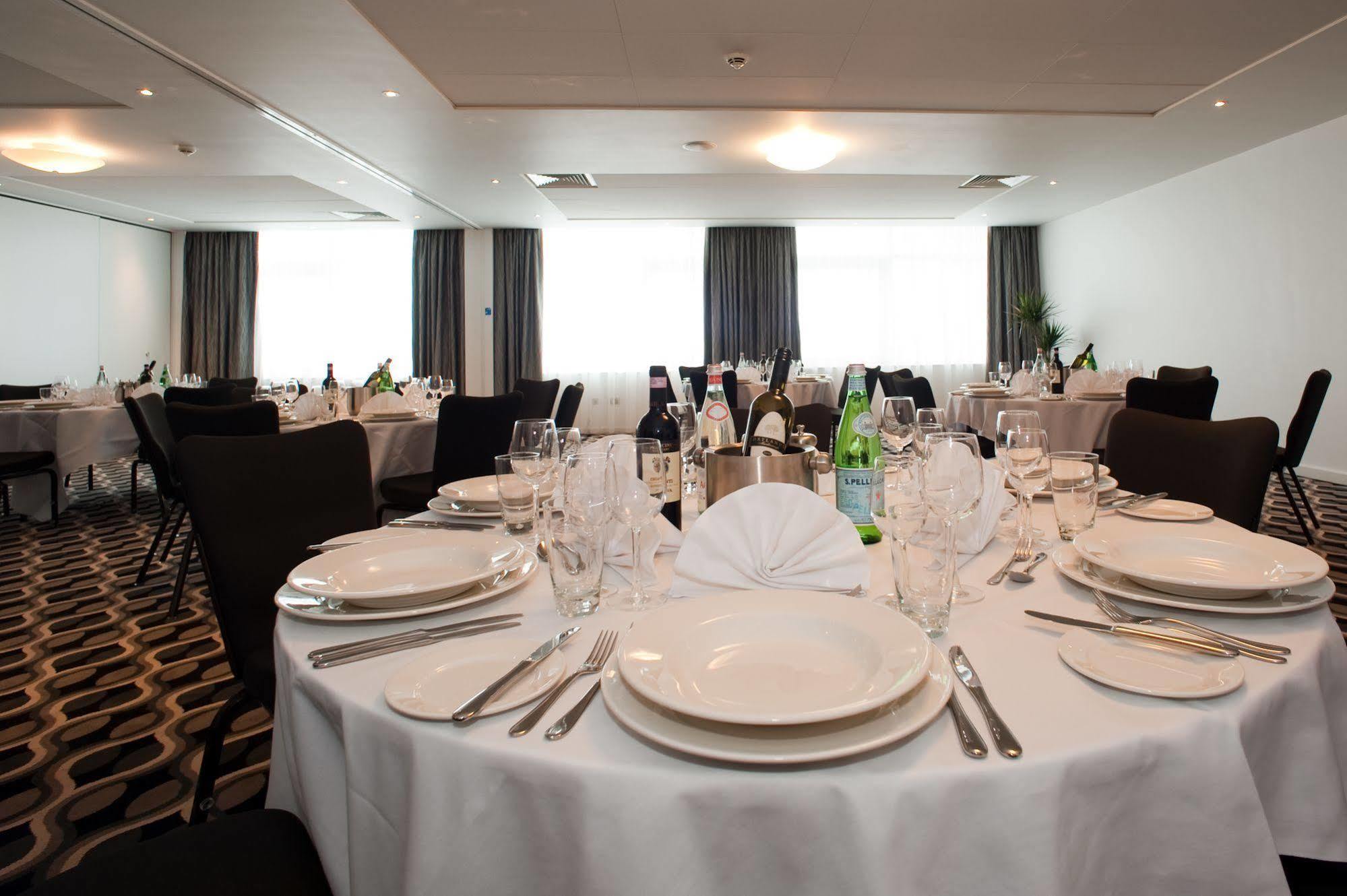 Holiday Inn Derby Riverlights By Ihg Ресторан фото